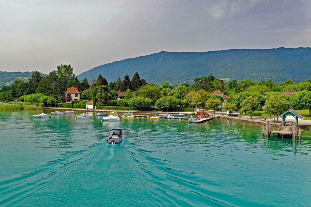 louer un bateau sans permis sur le lac d'Annecy